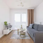 Jasny Apartament Z Umeblowanym Balkonem W Krakowie Blisko Stawu By Noclegi Renters